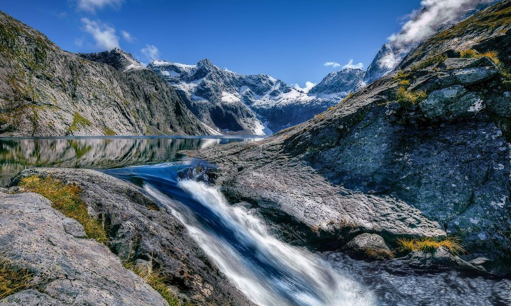 Fiordland National Park, Nueva Zelanda (por Samuel Ferrara, Unsplash)